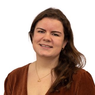 Vrouw met lang bruin haar in een roestkleurige top, lachend – review van cliënt van Myrthe, GZ-psycholoog